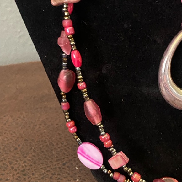 2 necklaces (long beaded, Pink suede w/pendant and 1 beaded bracelet) - Picture 2 of 13